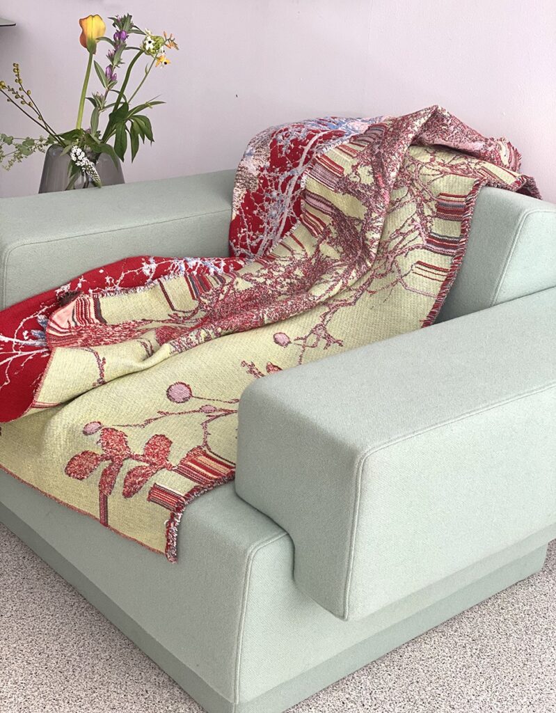 geweven plaid, dubbelzijdig, rood, geelgroen, grote groene fauteuil