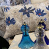 geweven plaid en kussens, jacquard, floral, ecru met blauw, interieurtextiel
