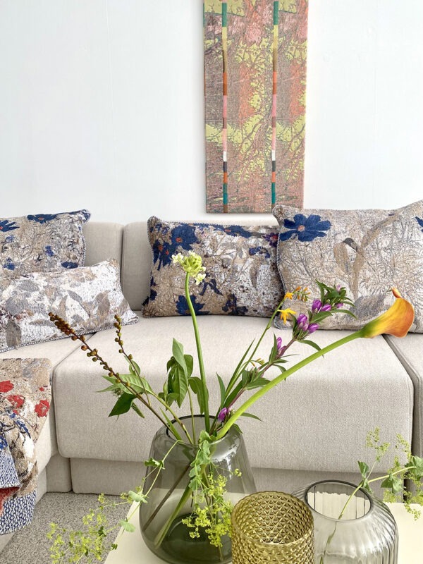geweven sofaset in interieur op grijze bank
