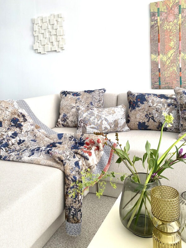 sofaset,plaid, kussens met bloemen