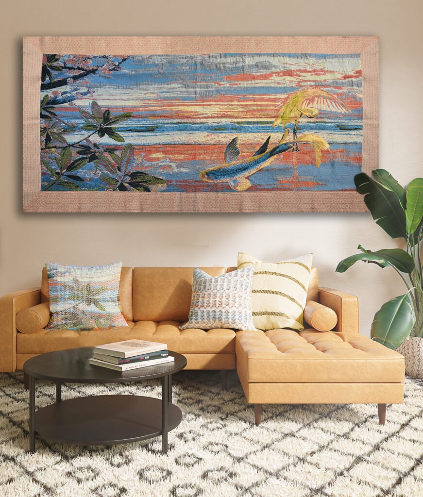 wandkleed met vis en karper in interieur met bank en berbertapijt