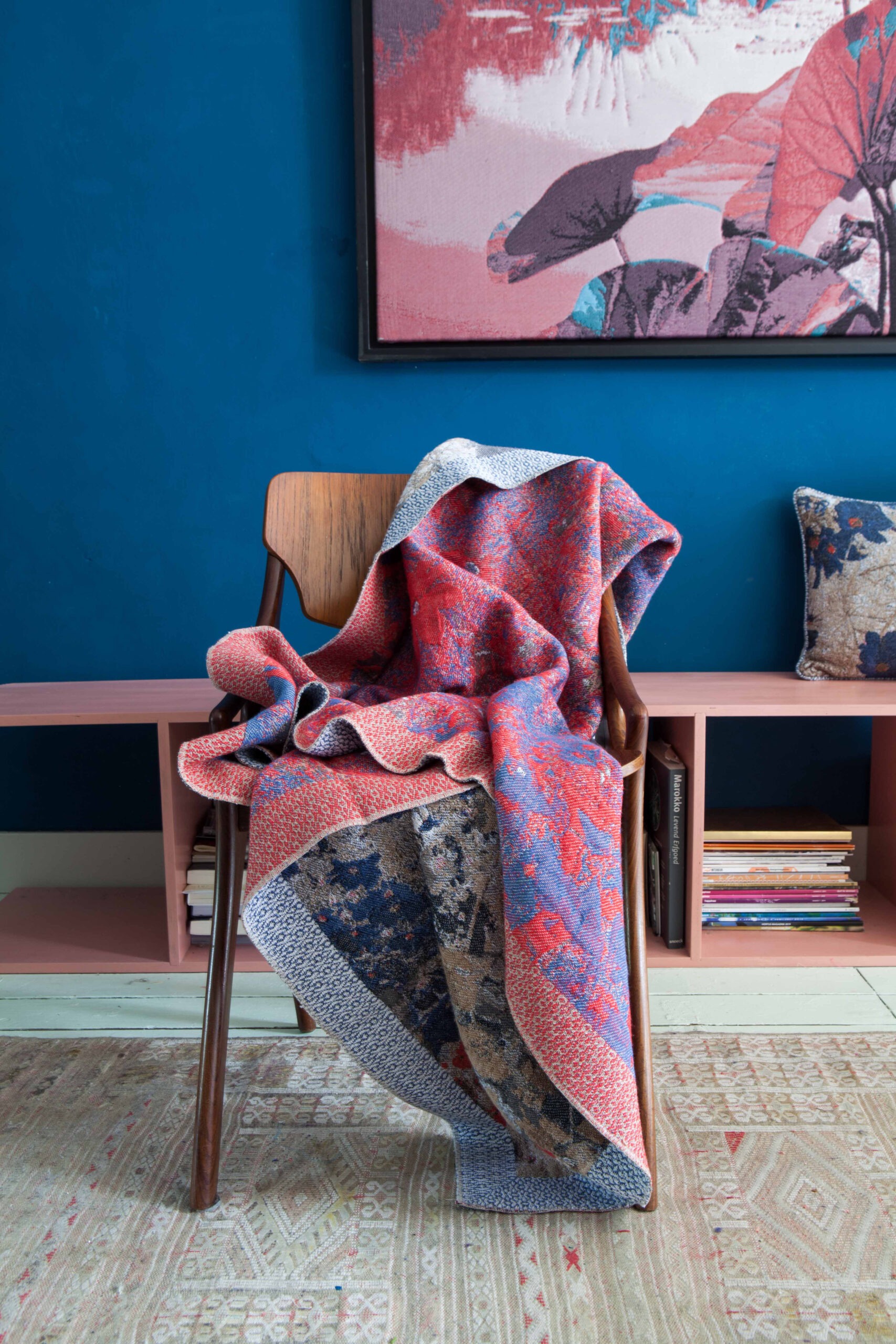 luxe plaid op stoel, wandkleed, tweezijdig, blauwe muur, interieur