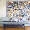 plaid als wandkleed met kussens op bank, geweven plaid en kussens, textieldesign, textielkunst