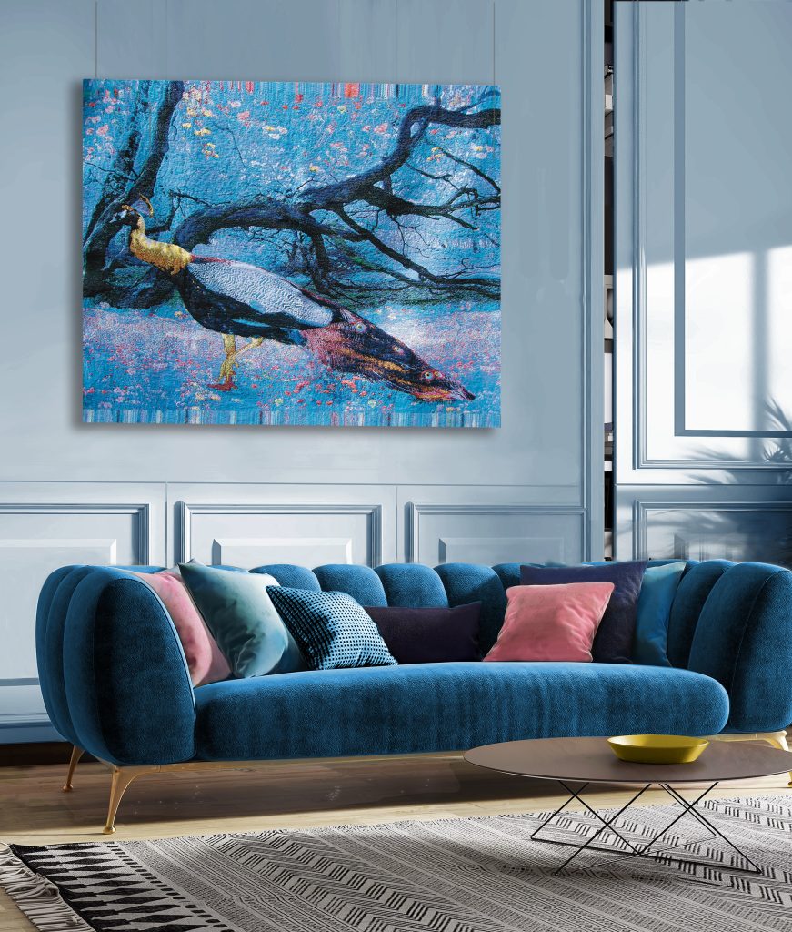 Blauw geweven wandkleed met pauw in interieur met sofa en kussens