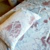 geweven sprei met kussen, dessin, jacquard, bedtextiel, weefstructuur, lichtroze, natuurlijk motief