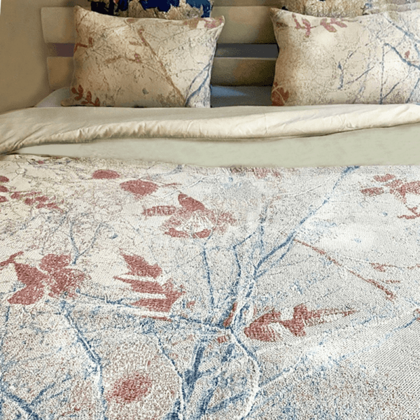 geweven sprei met kussen, dessin, jacquard, bedtextiel, weefstructuur, lichtroze, natuurlijk motief