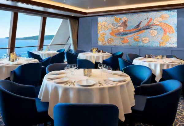 restaurant op cruiseschip, jacht met wandkleed vis, ronde tafels, uitzicht op zee, gedekte tafels