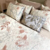 geweven sprei met kussen, dessin, jacquard, bedtextiel, weefstructuur, lichtroze, natuurlijk motief, slaapkamer, bedset