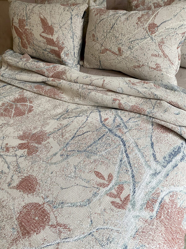 geweven sprei met kussen, dessin, jacquard, bedtextiel, weefstructuur, lichtroze, natuurlijk motief