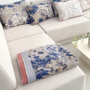 sofaset geweven plaid en kussens op bank