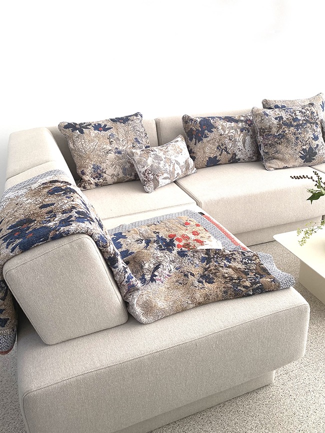 sofaset geweven plaid en kussens op sofa