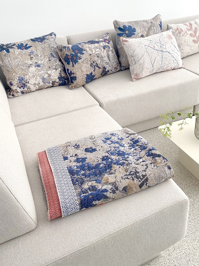 sofaset geweven plaid en kussens op bank